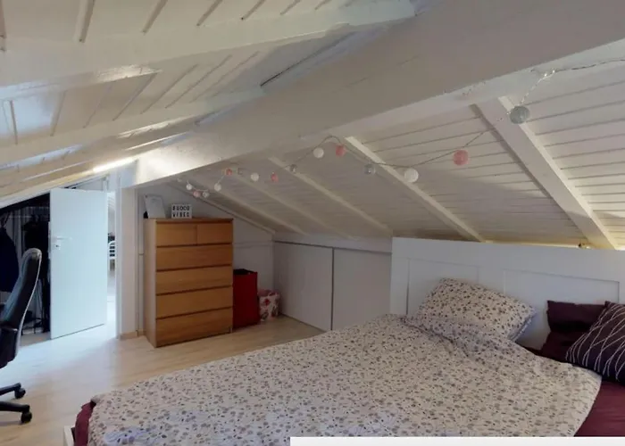 Cheerful Villa With Fireplace, Bath-Tub And Garden