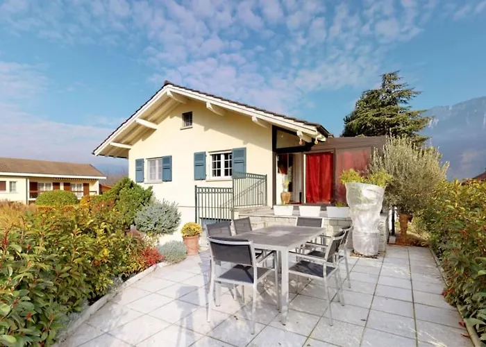 Cheerful Villa With Fireplace, Bath-Tub And Garden