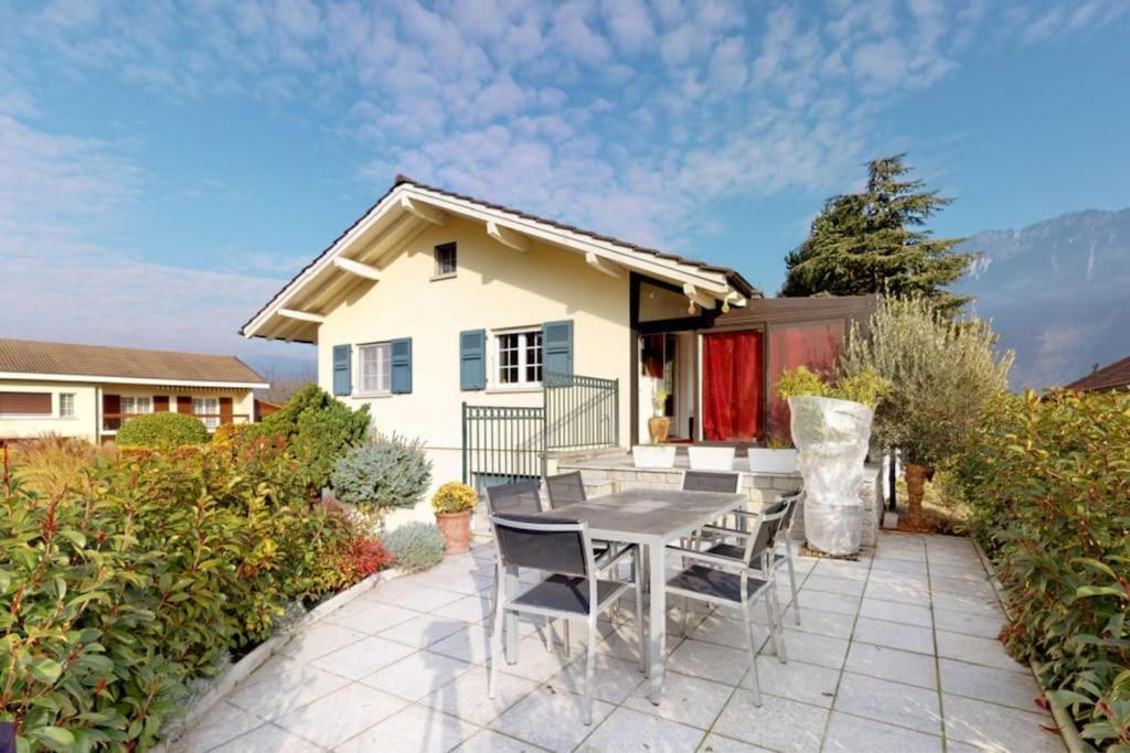Cheerful With Fireplace, Bath-tub And Garden * Noville
