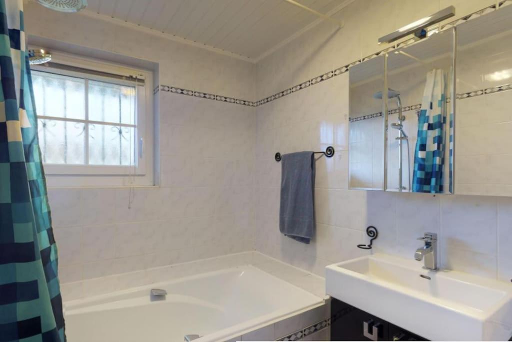 Cheerful With Fireplace, Bath-tub And Garden Villa *