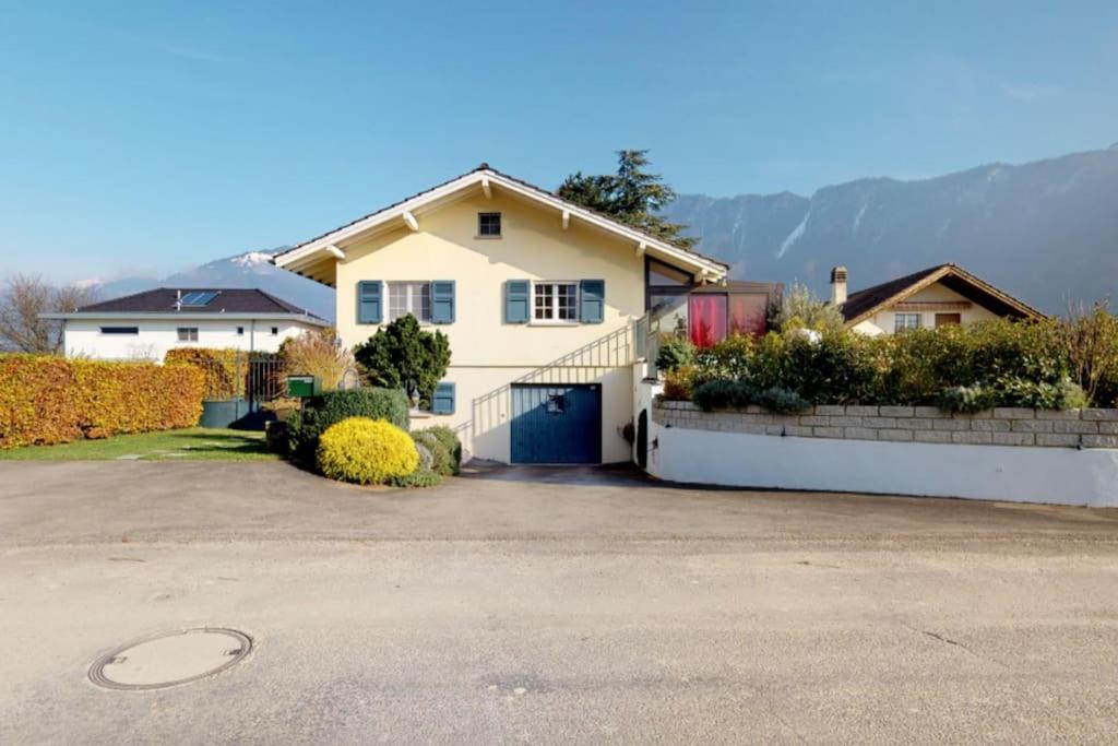 Villa Cheerful With Fireplace, Bath-tub And Garden
