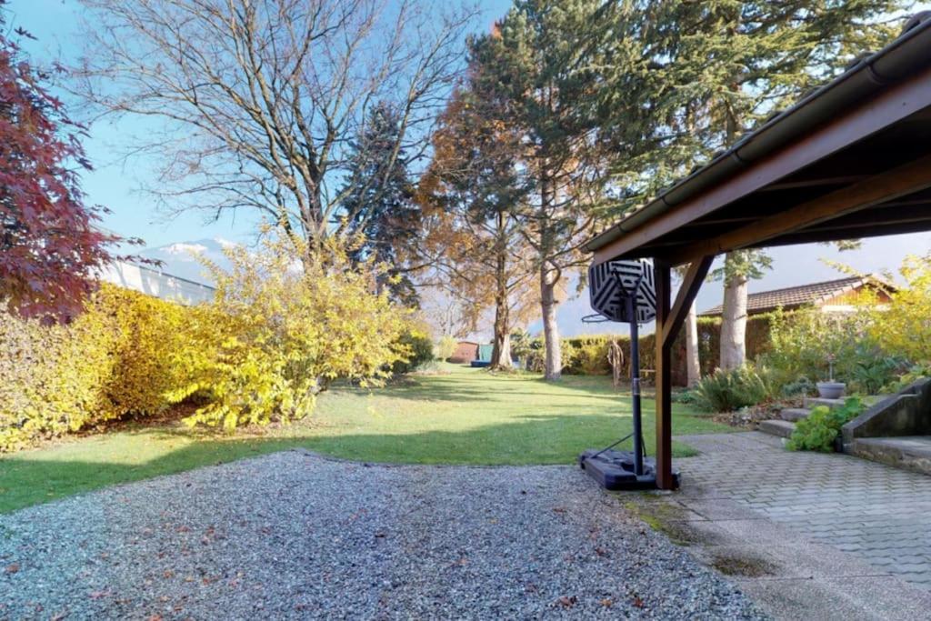 Cheerful With Fireplace, Bath-tub And Garden * Noville