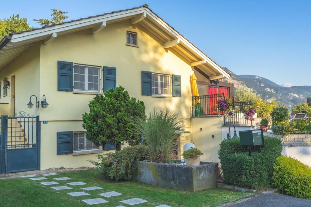 Villa Cheerful With Fireplace, Bath-tub And Garden Noville